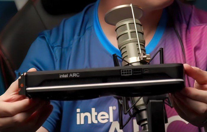 Intel展示旗舰显卡Arc A770限量版 满负温度70℃以下