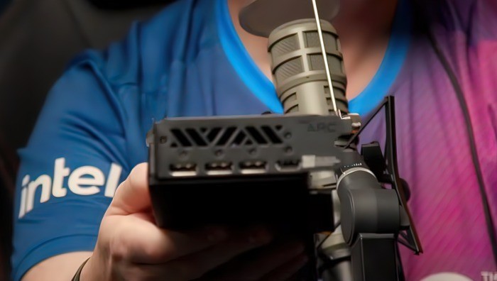 Intel展示旗舰显卡Arc A770限量版 满负温度70℃以下