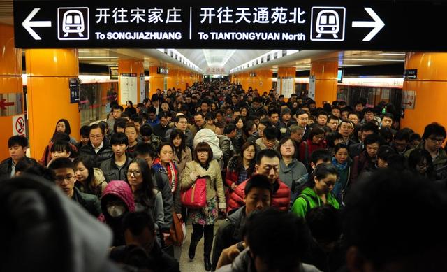 根据该报告，超过1400万人花费超过60分钟通勤到北京。