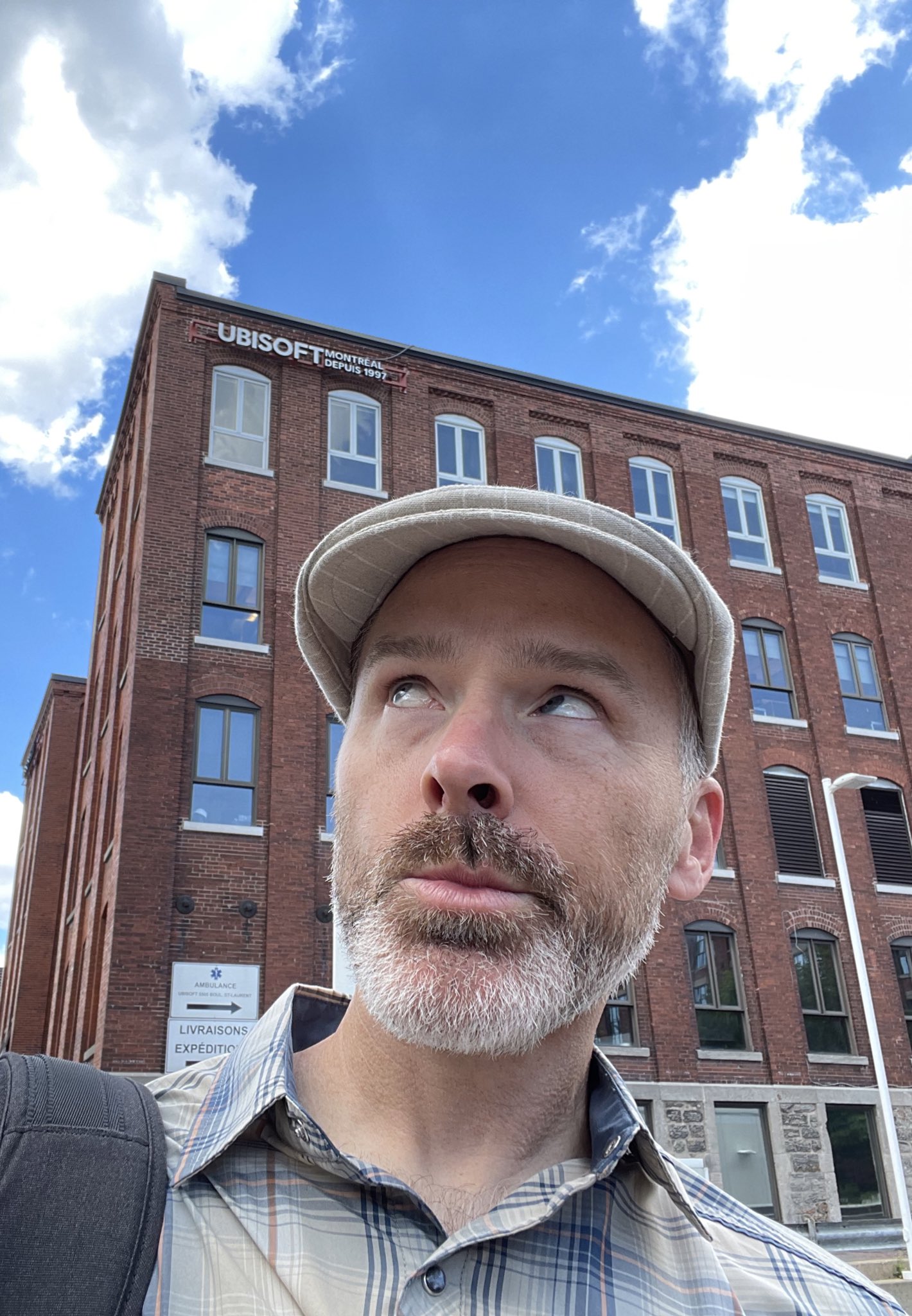 新合作？《刺客信条》Aigio配音演员出现在育碧大厦外。