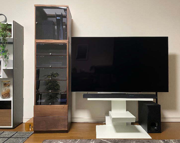 展示樱井政博的游戏装备柜。各种游戏机摆放有序。