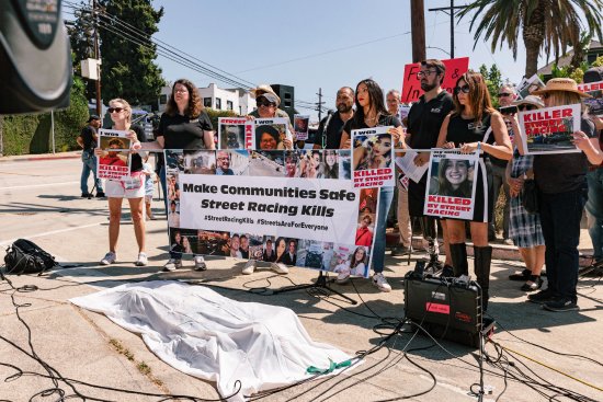 随着拍摄的速度，居民抗议电影助长了非法赛车活动。