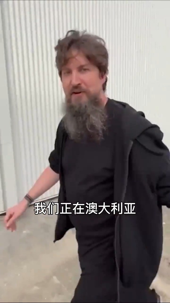 《哥斯拉大战金刚》续集曝光工作室的视频巨兽怒吼着冲过屏幕。