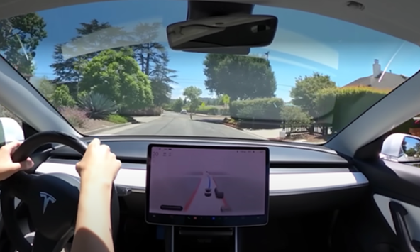 特斯拉在一部美剧中被拍摄成自动驾驶。这一次，他表现出巨大的力量去救那个男孩。