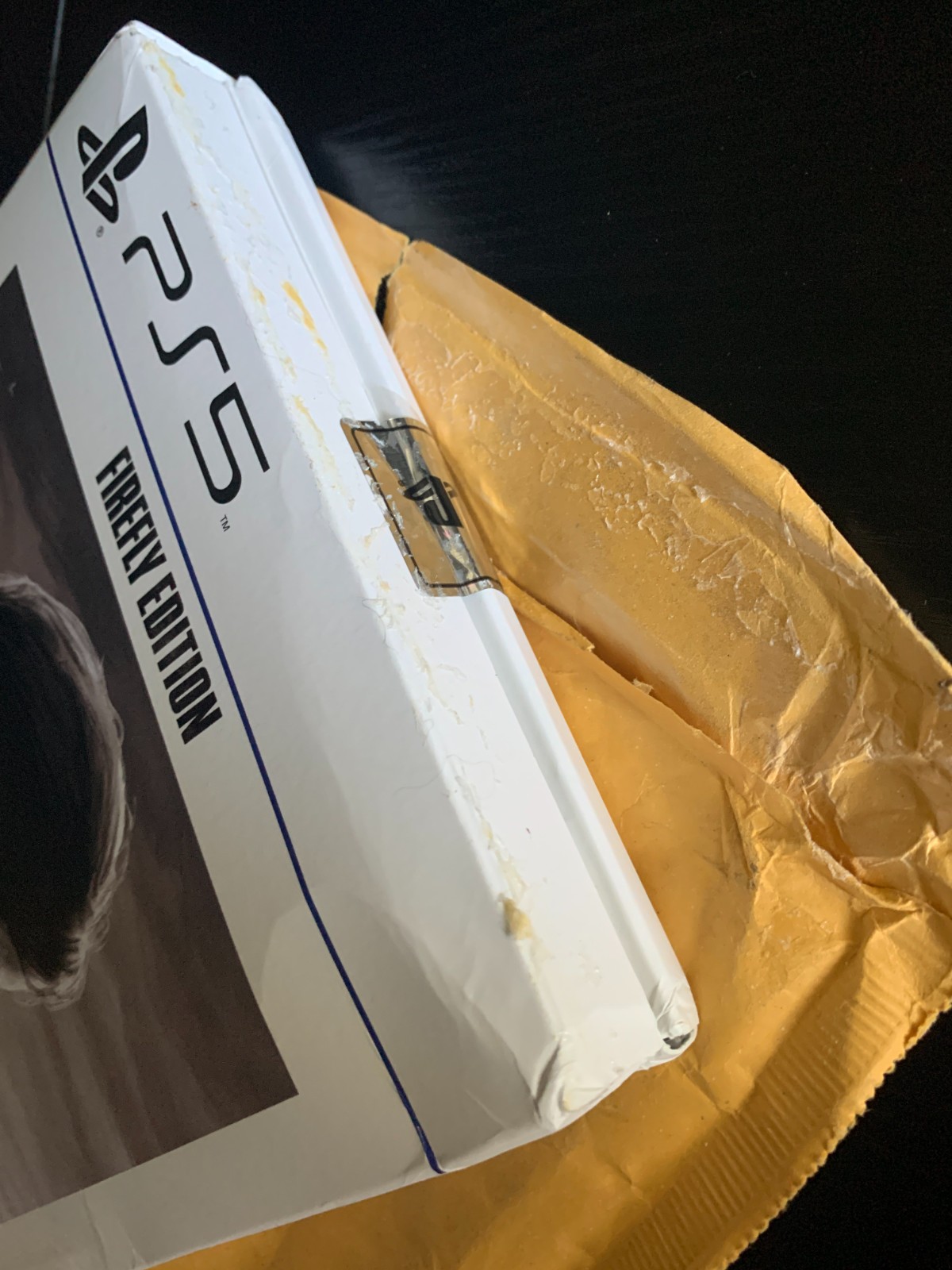 包装敷衍了事。很多玩家收到《最后的生还者：重制版》萤火虫版后发现包装破损。