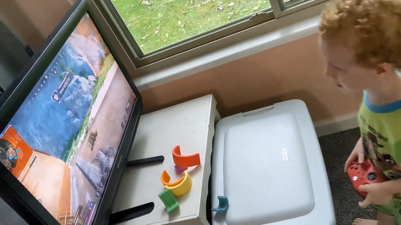 国外四岁小孩玩《Apex英雄》熟练操作终于吃鸡了。