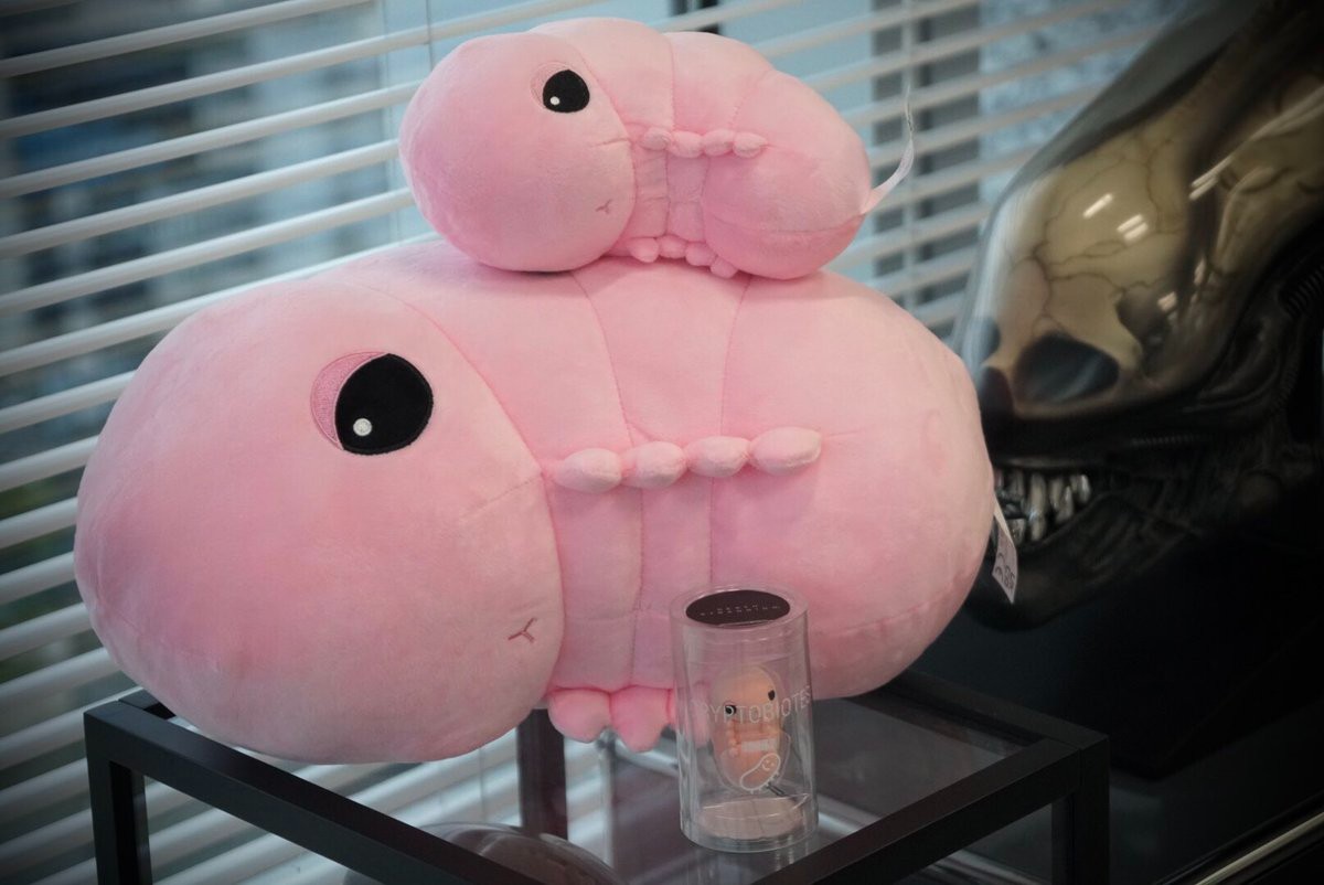 小岛秀夫亲自带货《死亡搁浅》“隐孢子虫”毛绒公仔。