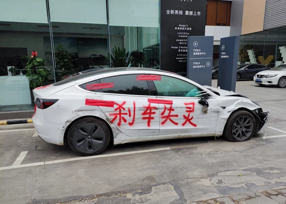 它还能在车顶上拖很久。女车主的现状已经在特斯拉门前停了一年多了。