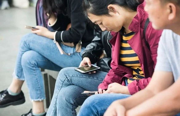 新的调查数据显示，疫情爆发后，所有人的手机使用时间都增加了。