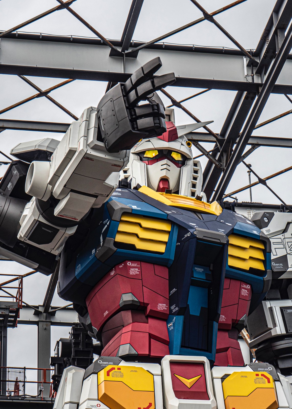 日本横滨与18米巨型高达举行猜谜游戏。