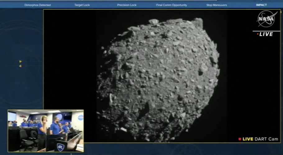 美国宇航局首架太空防御实验无人机成功撞击小行星改变其轨道。