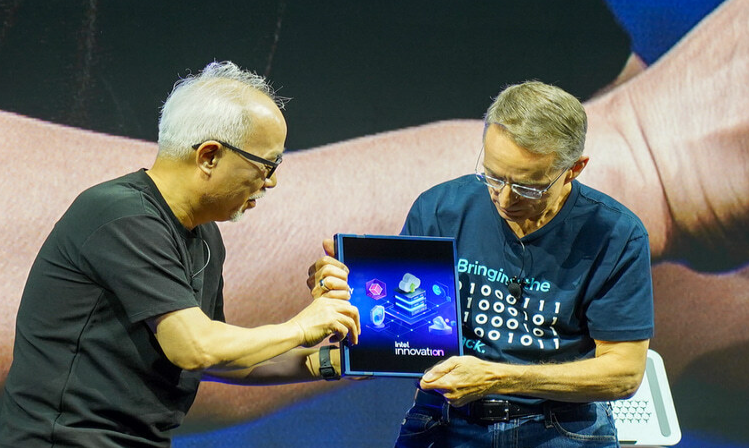 三星新研发的黑科技显示屏，可以直接滑动物理拉伸屏幕。