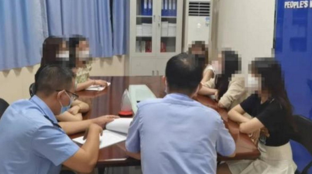 男人与20多个女朋友的8年关系骗了他们接近700万，而且很容易成功:真渣男。