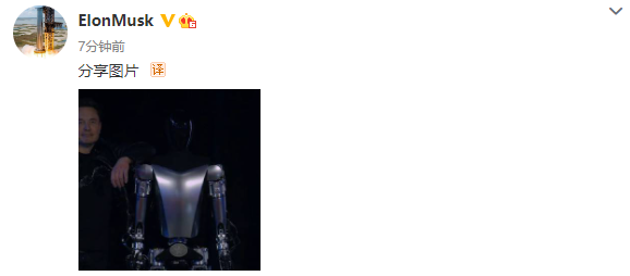 马斯克与擎天柱机器人合影，产量有望达到百万。