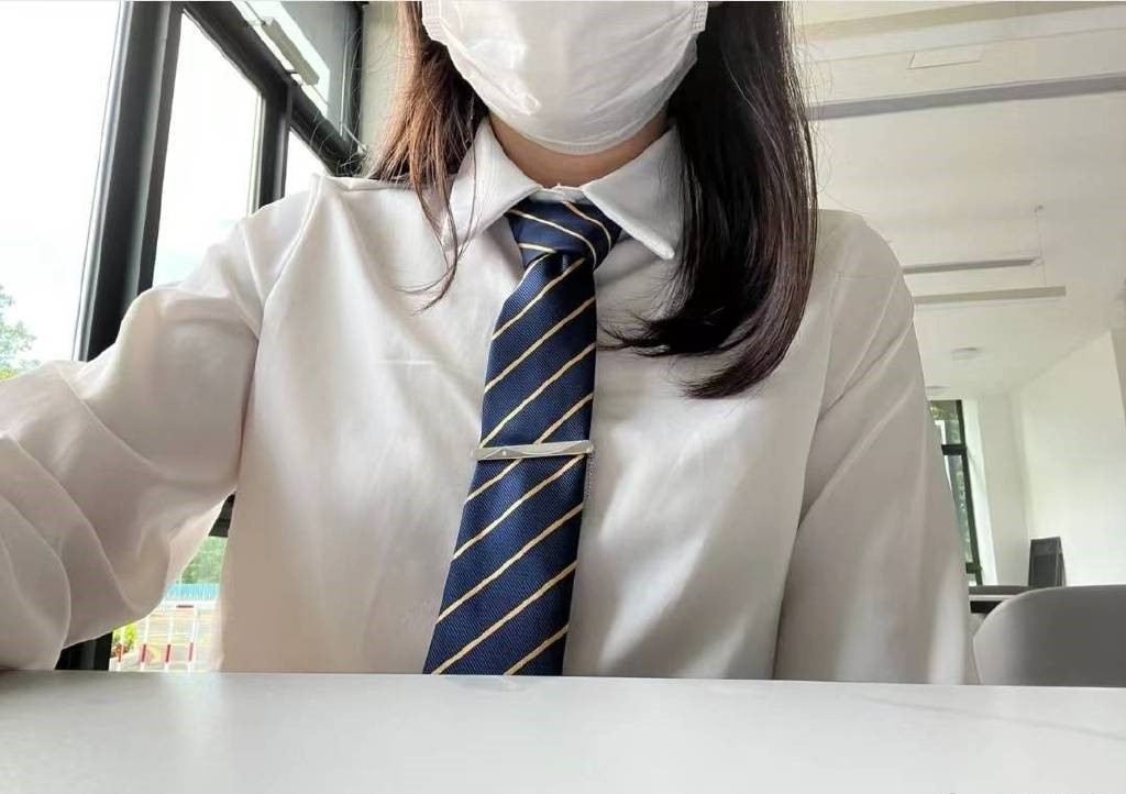 95后女生从设计院辞职，保安不想加班:加盟别墅区直言工资不低，是个过渡。