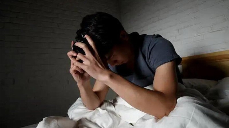 别再做夜猫子了。一个17岁的男生，长期熬夜打游戏，一直生病。