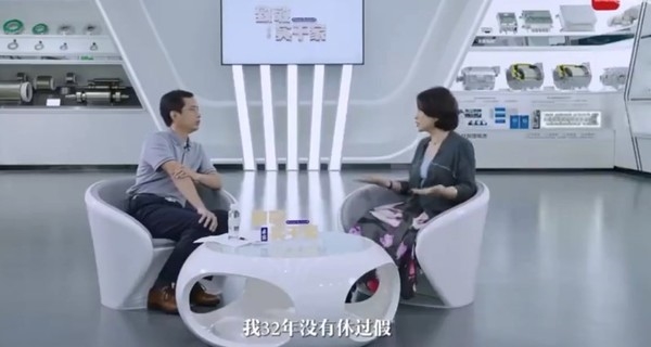 多坚强的女人啊！董明珠说他已经32年没有休假了，100%的时间都在工作。