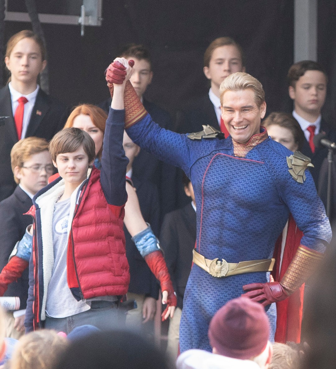 《黑袍纠察队》第四季新画面曝光祖国父子。