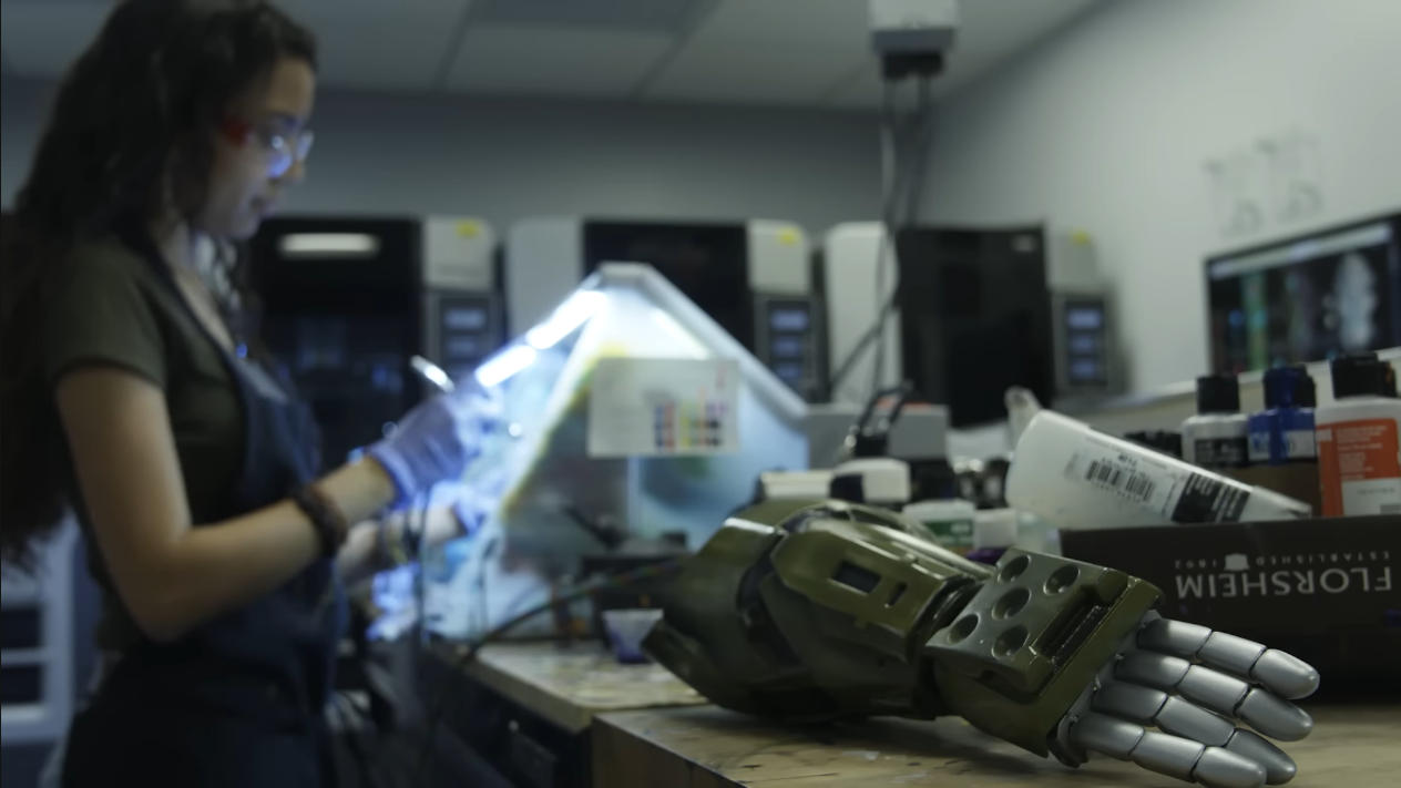 开发者343i为肢体残疾儿童提供《光环》主题义肢。