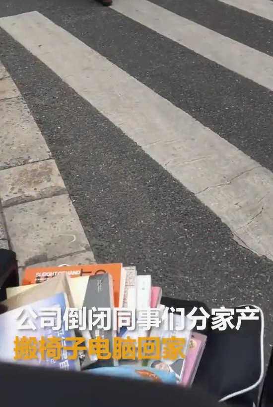 倒闭公司员工搬椅子搬电脑回家的配置不低:12代酷睿i72060。