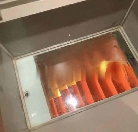 回应B&amp中一个女人的洗澡；b带透明底浴缸:不会暴露隐私的情侣间。