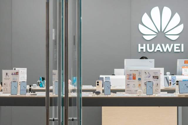 华为前三季度净利润239.3亿元。在过去的十年里，它在研发方面投入了8450亿元。