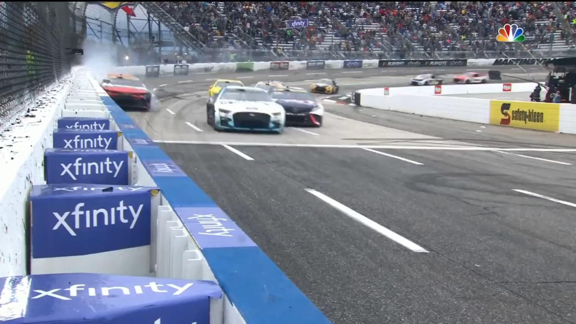 美国赛车手“弯道撞护栏”创下单圈速度纪录，直言使用了游戏技巧。