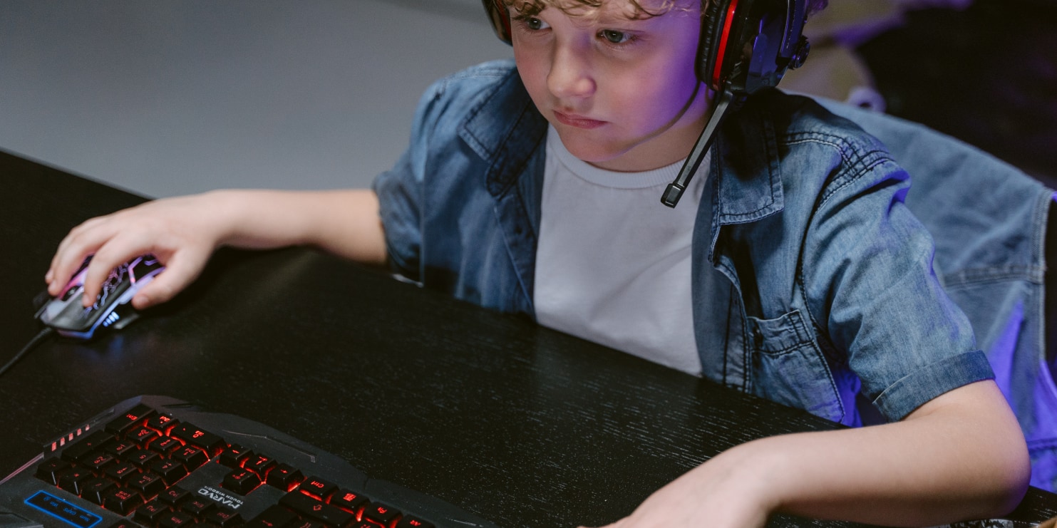 专家发现，每天玩游戏超过3小时的孩子，认知能力更高。