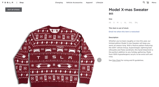 货架上的特斯拉毛毯和圣诞毛衣:毛衣现已售罄。