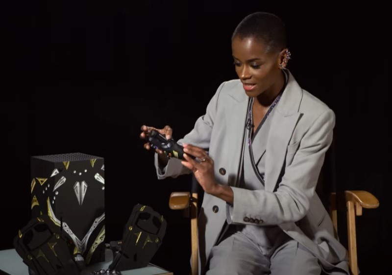 《黑豹2》女主勒提塔·赖特为限量版Xbox游戏机开箱