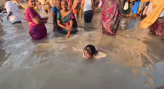 网络名人，日本女子，在经历了印度恒河的洁净仪式后，上岸后感到身体不适，病倒了。