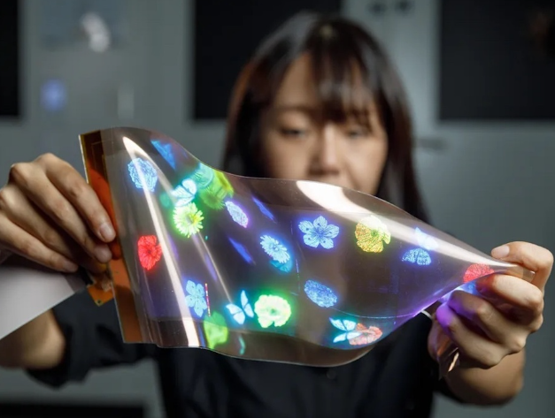 LG宣布推出全球首款可伸缩自由软薄显示屏，分辨率高，可自由拉伸弯曲。