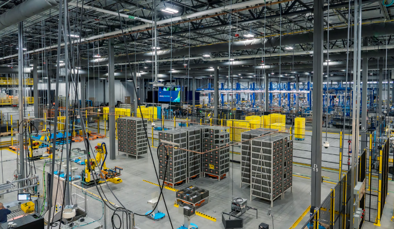 亚马逊第一次公开了秘密物流系统，多个机器人协同工作就像SF场景。