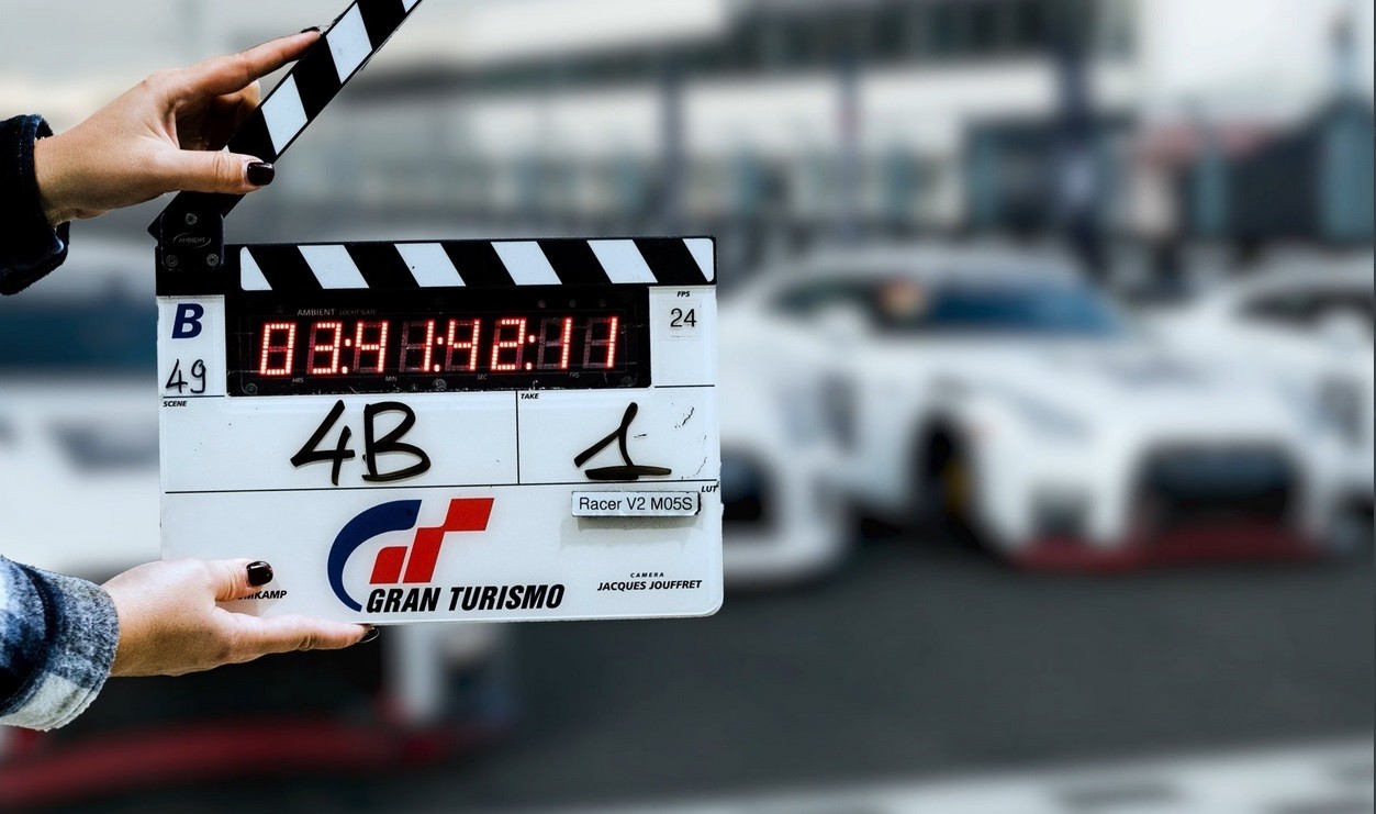 成为职业车手《GT赛车》真人电影正式开始。