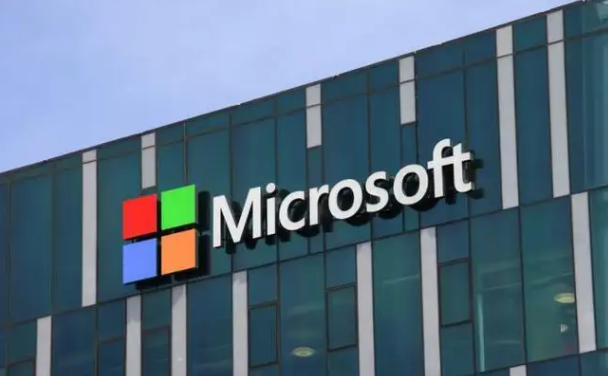 微软CEO在日本举办研讨会，强调云与AI的未来发展。