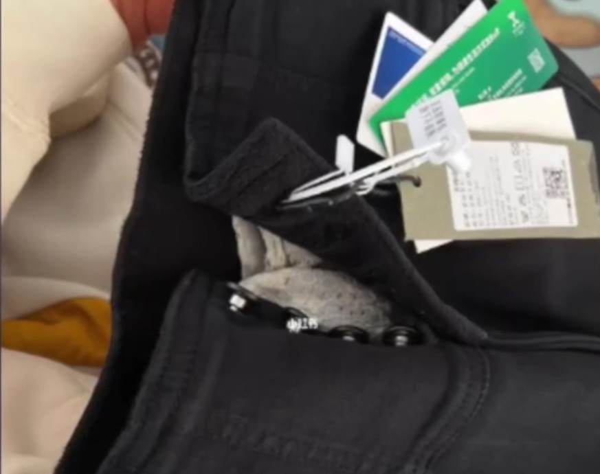 女子网购牛仔裤居然发现内衣商家在里面:可退赔偿10元。