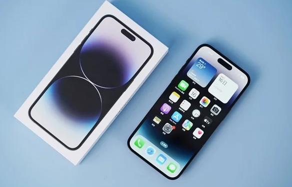 双11手机销售数据整体下滑35%，苹果销售收入排名第一。