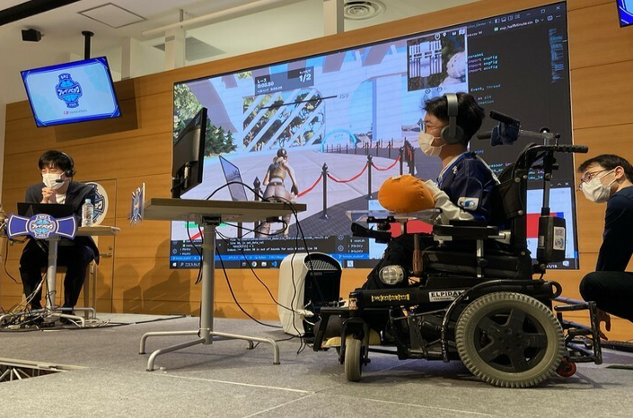 根据庆应义塾大学脑机接口的最新研究，瘫痪的玩家可以直接玩脑电波《堡垒之夜》