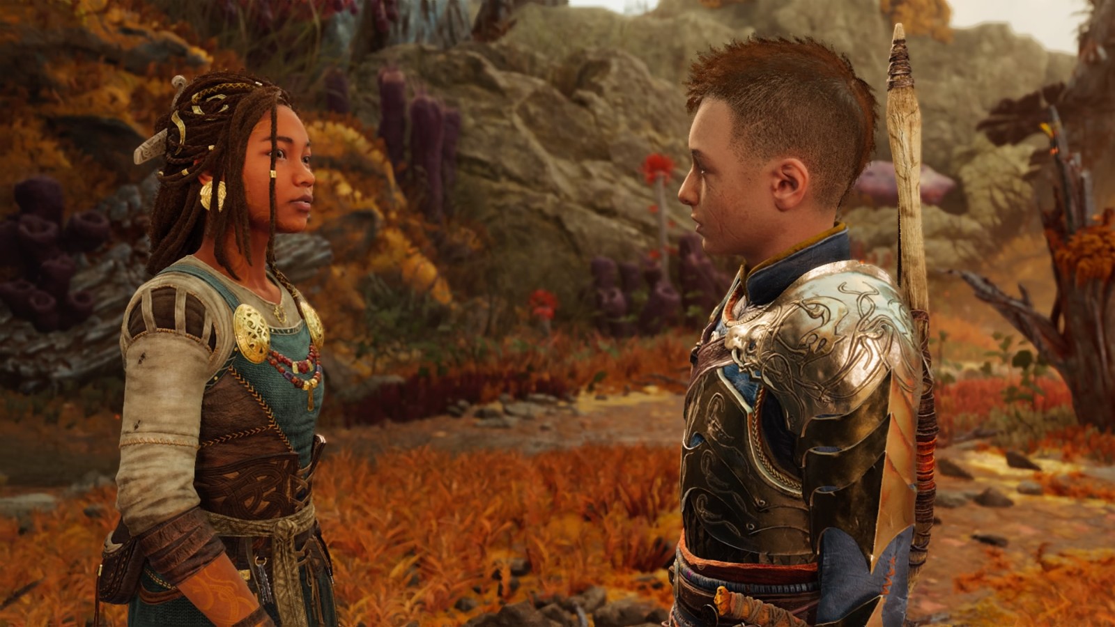 《战神：诸神黄昏》黑妹演员在背景中露出灿烂的笑容。