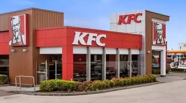 肯德基传奇CEO88岁去世，引领农村炸鸡店转型。