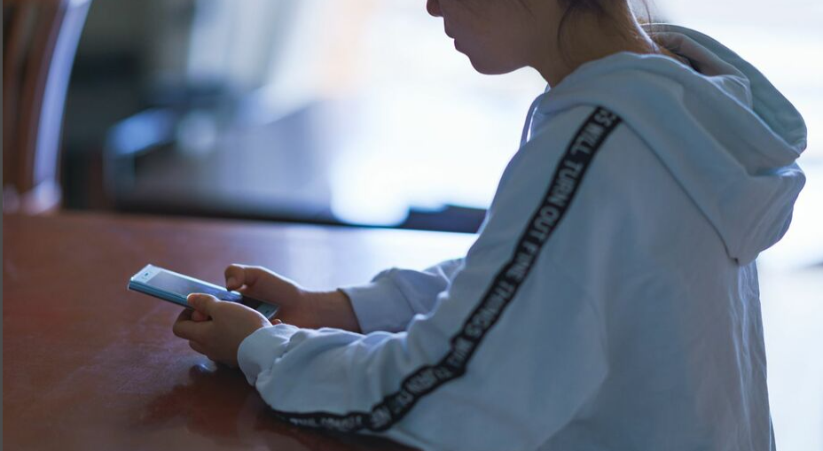 一项新的日本大学研究表明，沉迷于智能手机会导致儿童大脑停止发育。