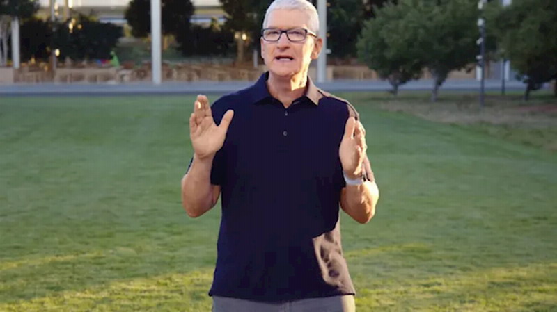 私下见了库克马斯克后，用个人魅力征服了他。