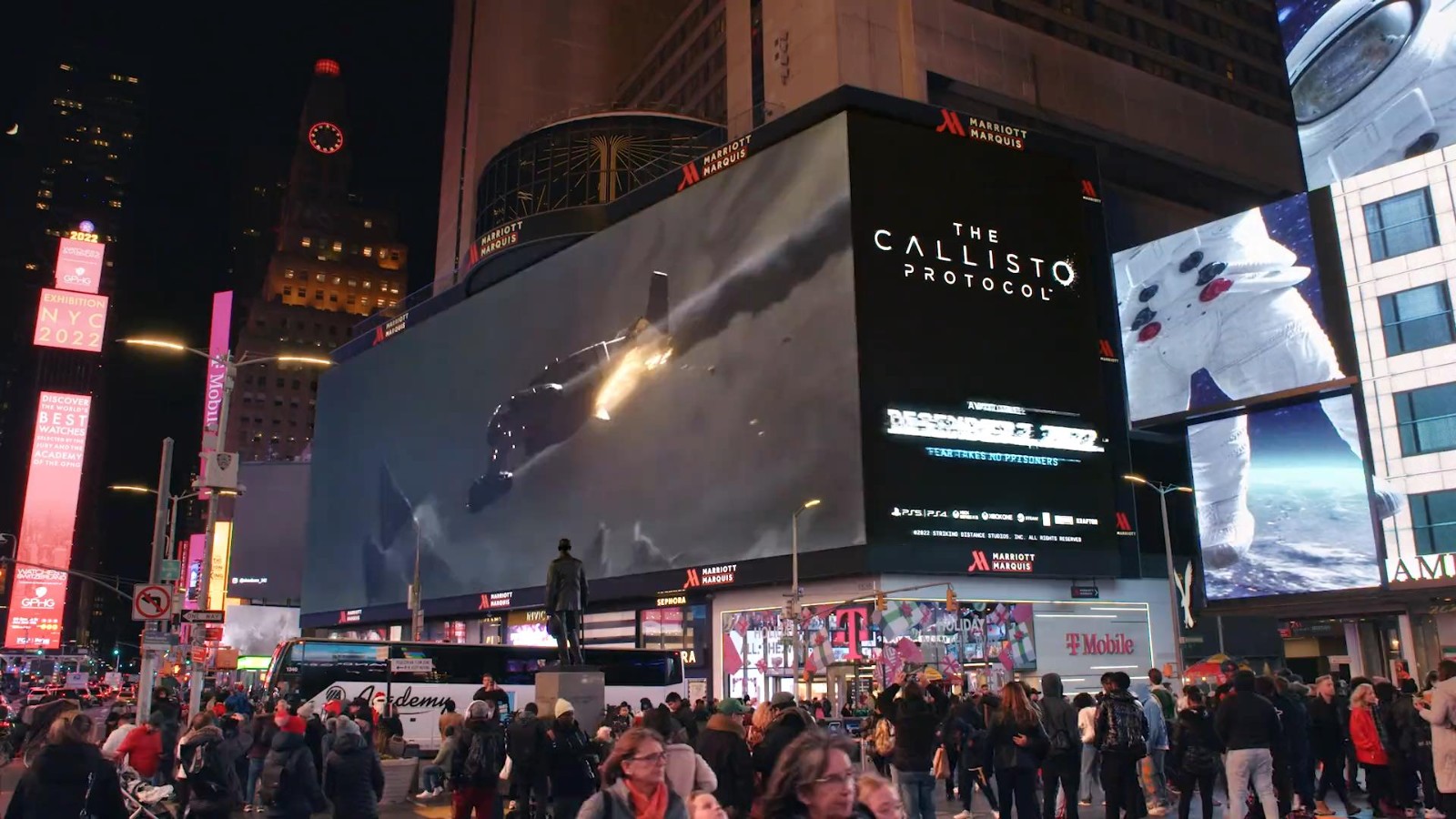 《木卫四协议》3D街头广告怪兽扑面而来路人吓尿。