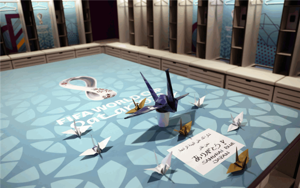 被淘汰出点球大战！日本赛后打扫更衣室，留下11只纸鹤。