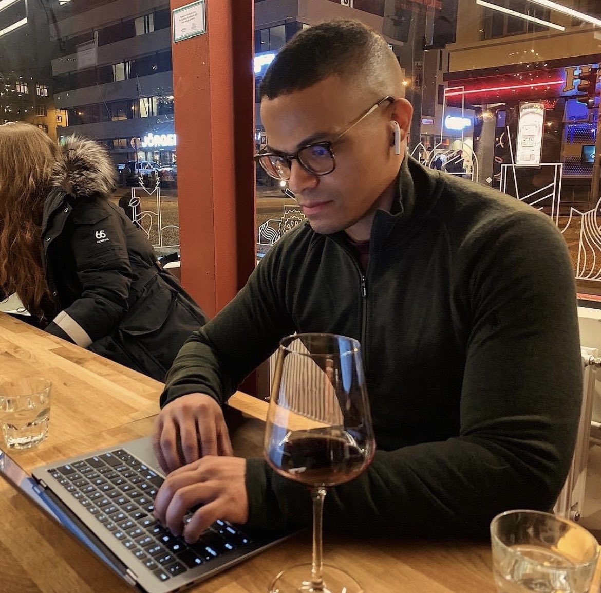 《巫师》真人剧大师回应前编剧:我从未嘲笑过原著。