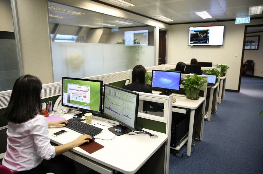 90后女生卖掉公司租的561台电脑，价值超千万。