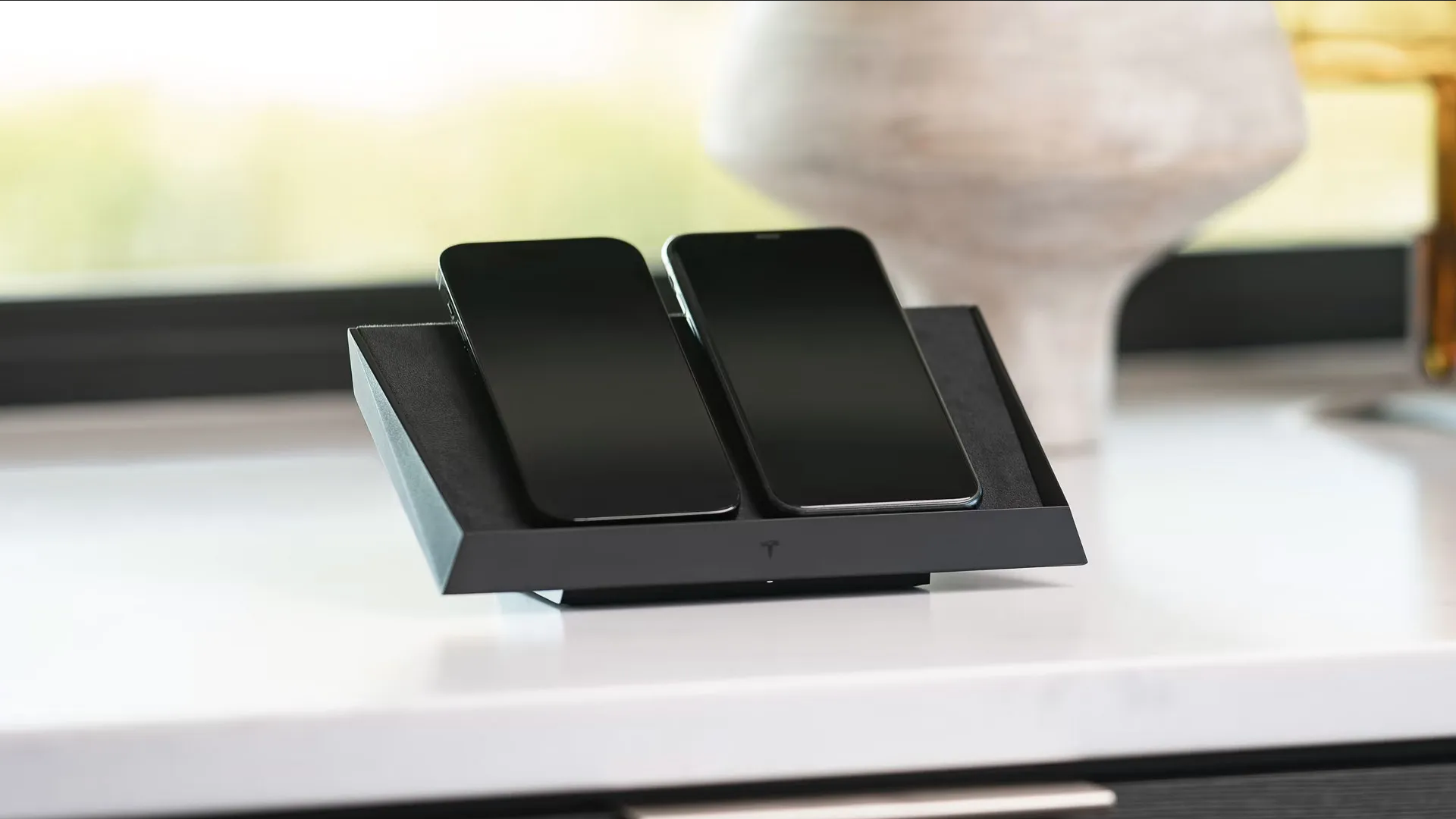特斯拉推出了AirPower风格的无线充电器，同时支持多台设备