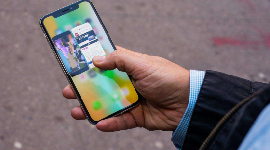 随着中国手机销量的暴跌，大多数人更换手机的欲望降低了