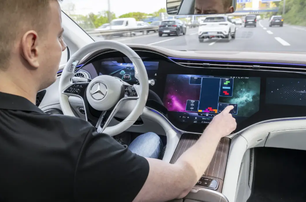 奔驰首次获得美国L3级商用许可放手驾驶为肇事的奔驰买单