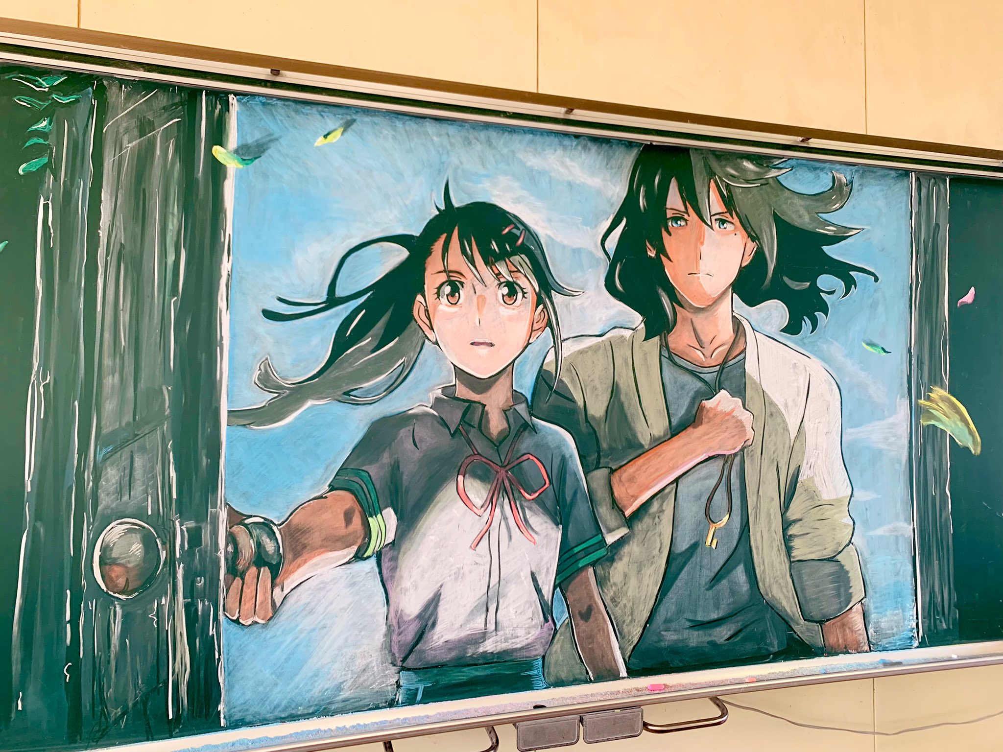 高能网友制作《铃芽之旅》主题黑板画完成度之高令人惊叹